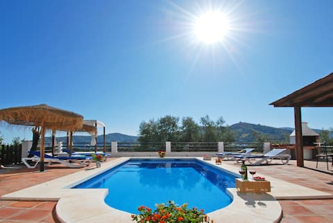 Villa Torcal 1, 8 Pers, Heated Pool, AC,wifi, BBQ