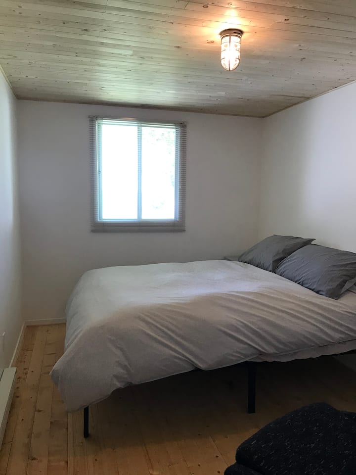 habitación de cabaña principal y cama de matrimonio