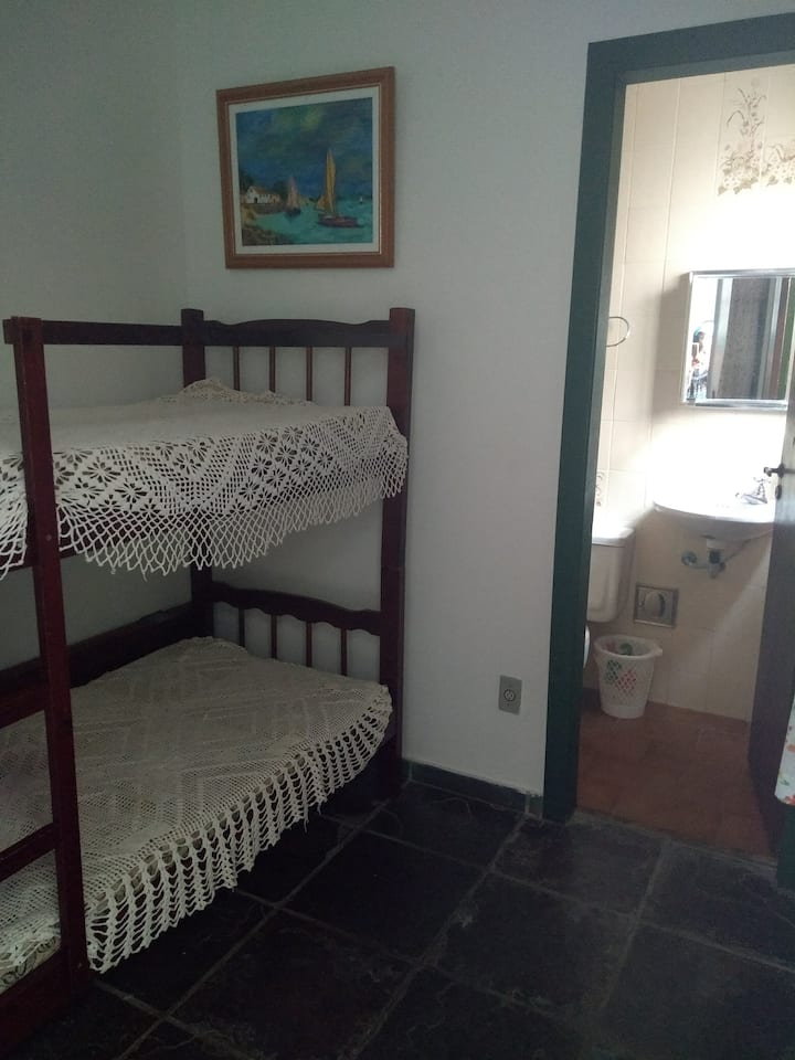 Задна спалня със самостоятелен санитарен възел