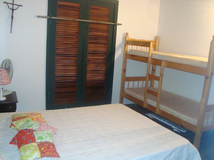 Предна спалня със самостоятелен санитарен възел