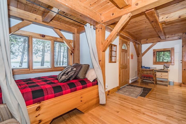 Dnevni krevet /kutak za spavanje s pogledom na vodu. Sklupčajte se uz knjigu, meditaciju ili spavanje