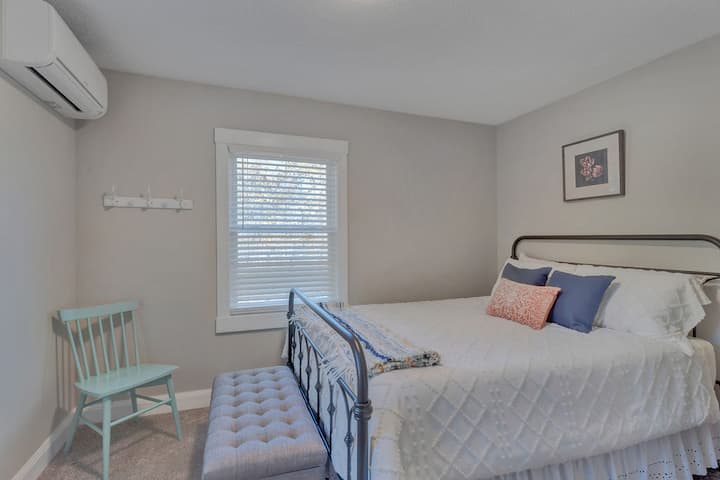 Spálňa na poschodí s manželskou posteľou Queen. 