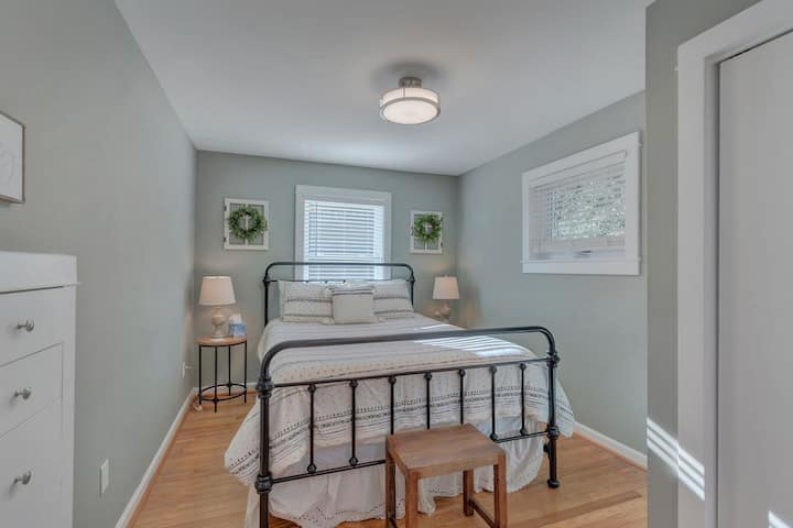 Hlavná spálňa na hlavnom poschodí s prípojnou hlavnou kúpeľňou.