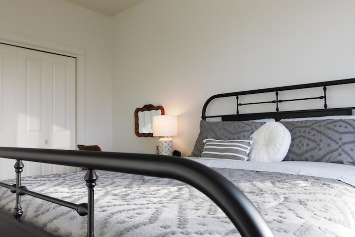 Tercer dormitorio, cama tamaño queen, armario grande.