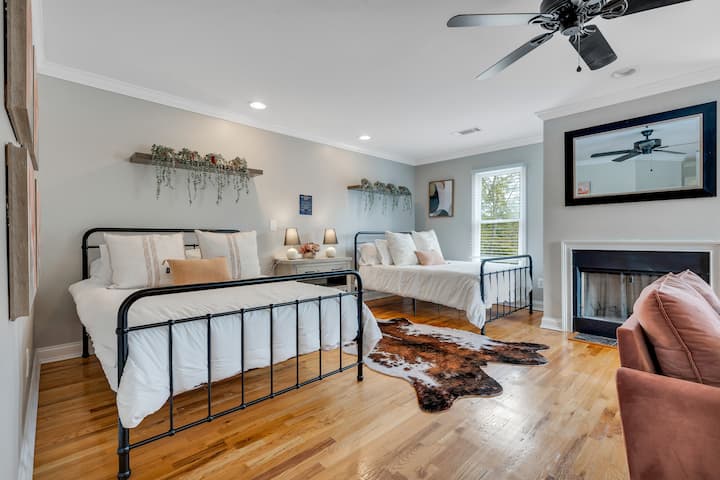 Sound asleep, be energized, and relieve your stress in these sophisticated, spacious, and comfortable 2 double beds. (Bedroom 2)