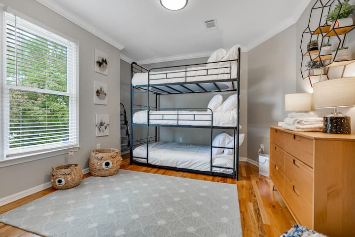 Sound asleep, be energized, and relieve your stress in this sophisticated, spacious, and comfortable queen-sized bed. "House is beautiful and the location is great! My kids loved the bunk bedroom, Ms. Jessica."(Bedroom 3)