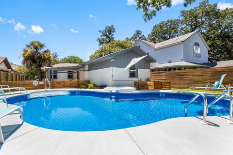 Walk to the Beach! Casinos! Heated pool, Hot tub!