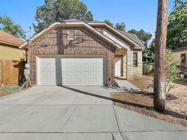 Gorgeous Room Near Uptown/Downtown/Deep Ellum gallery image 5