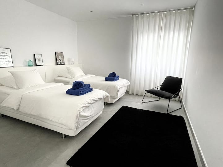 Acogedor tercer dormitorio con dos camas gemelas.