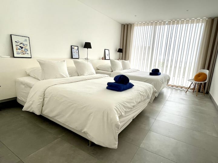 Cómodo segundo dormitorio con dos camas grandes.