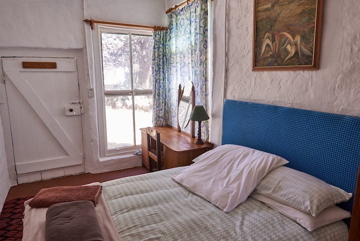 Garden house Queen bed