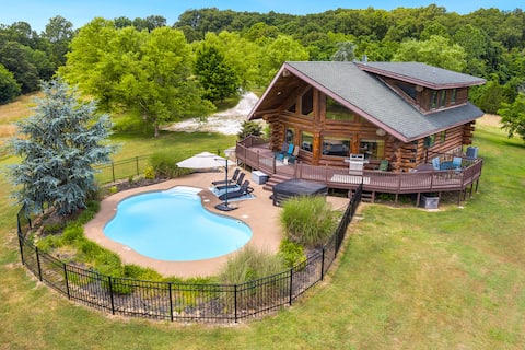 Hardwood Chalet- Pool and Hot tub, great views