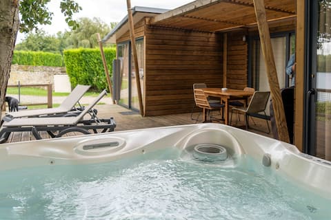 Private SPA cottage and sauna facing the pond