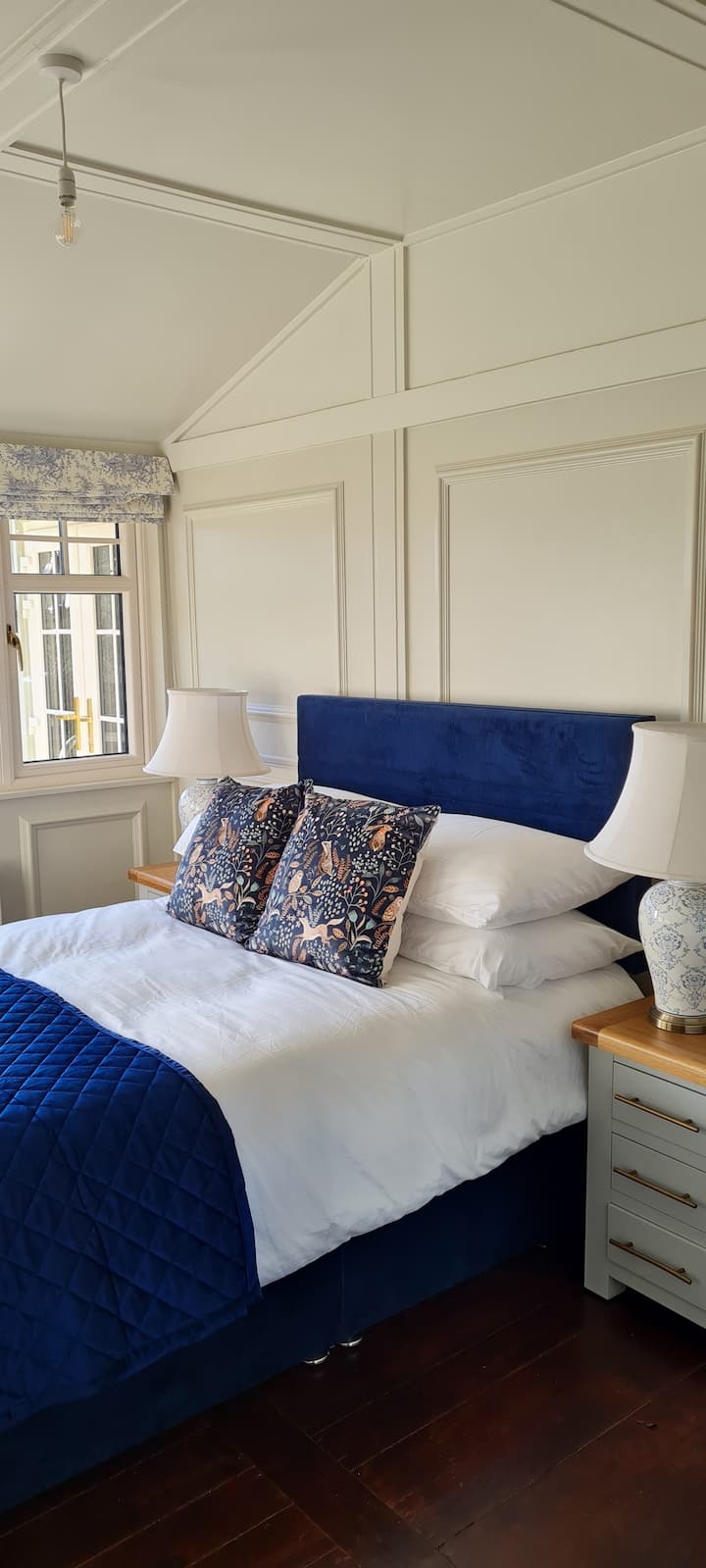 Ცისფერი საძინებელი ქალაქგარეთ განსაცვიფრებელი ხედებით.