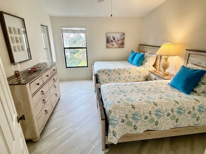 BR 2 พร้อมเตียงเต็มรูปแบบและเตียงแฝดพัดลมเพดานและตู้เสื้อผ้าแบบวอล์คอิน