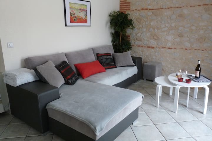 Sofá cama grande con 2 pufs.