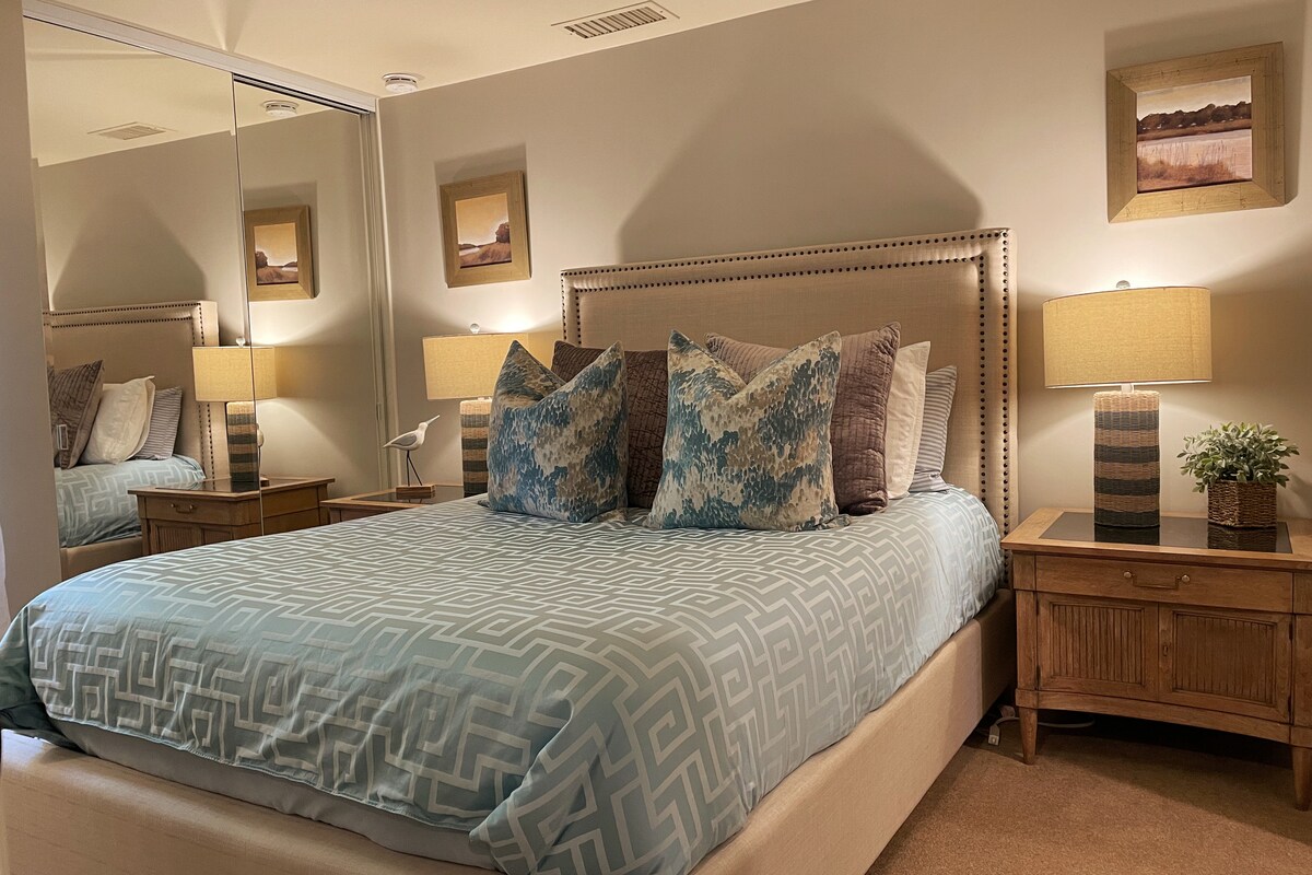 Dormitorio en el primer piso con cama tamaño queen