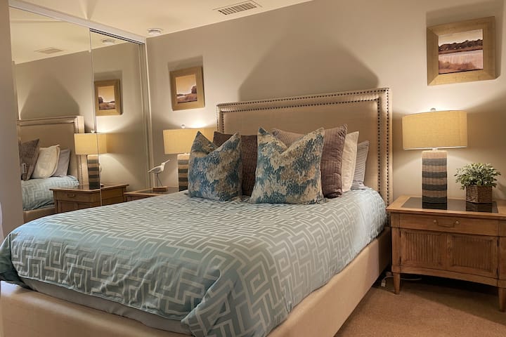 一楼卧室，配备标准双人床