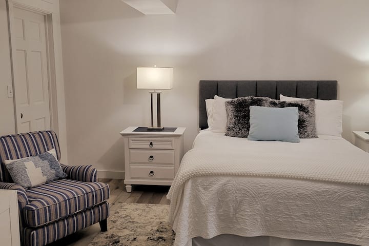 4. spavaća soba - futon s bračnim krevetom (širine 150-179 cm).