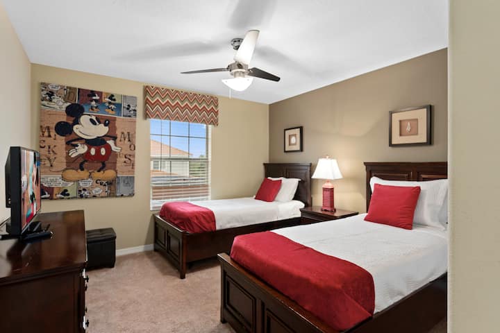 Preciosa decoración de dormitorio temático de Mickey