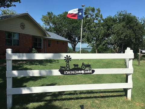 Great Views and Convenience at Lake Ray Roberts