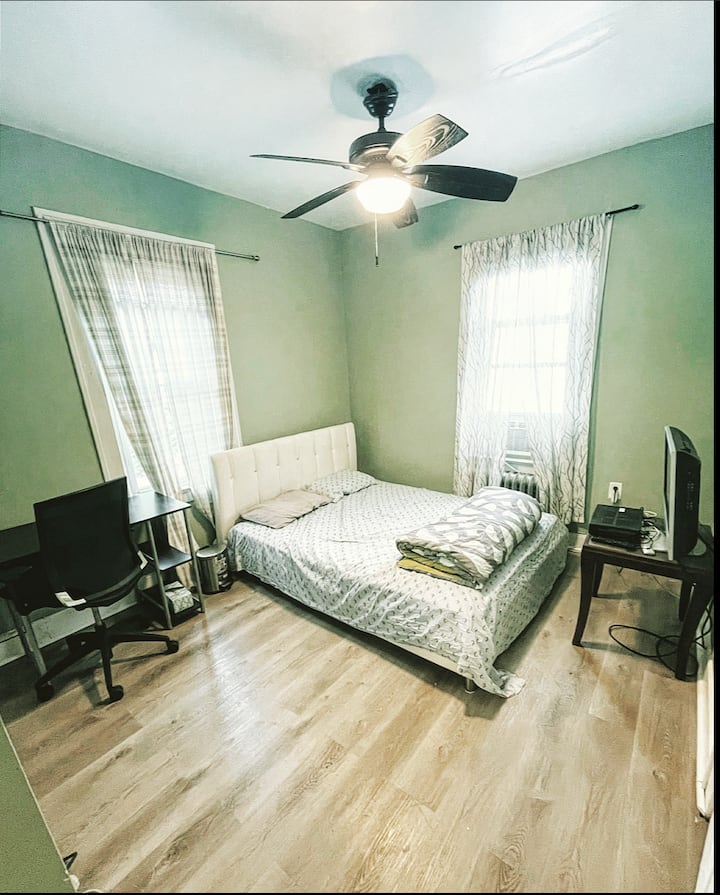 Sunny spacious private room close to all incl.JFK Houses for Rent in