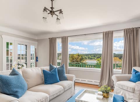 Seafarer Cottage - Bay Views in Downtown Poulsbo