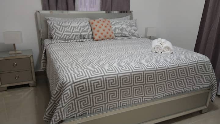 Hlavná spálňa s manželskou posteľou King a zatemnenými závesmi