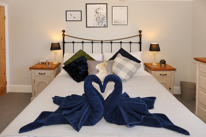 令人惊叹的加大双人床主卧（前面） ，配有办公桌/家庭工作空间以及带免费Netflix和吹风机的智能电视。 我们优秀、熟练管家Clair的漂亮毛巾艺术！ 