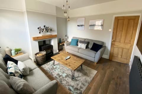 Top Airbnb: Large Stylish Cottage, 5 min walk to the beach in Winterton On Sea