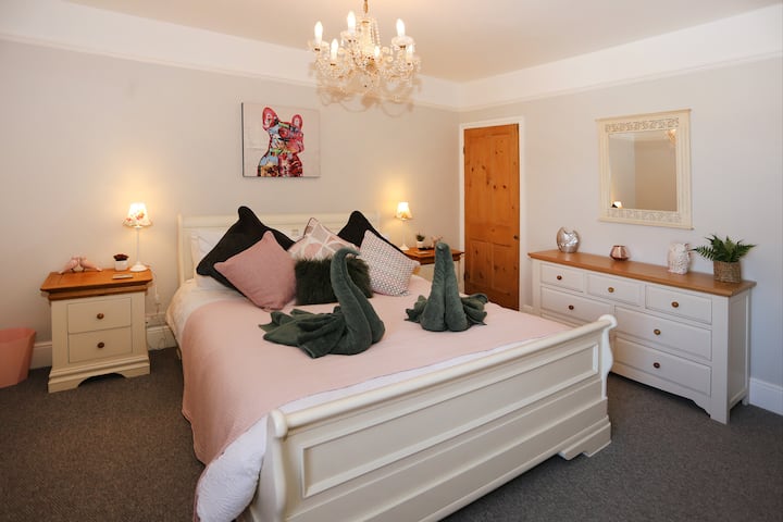 第二间特大主卧室。 配有套房的Jack和Jill卫生间，还为另外2间后卧室提供服务，后门和后楼梯。 还有一台智能电视，配备免费Netflix和吹风机。