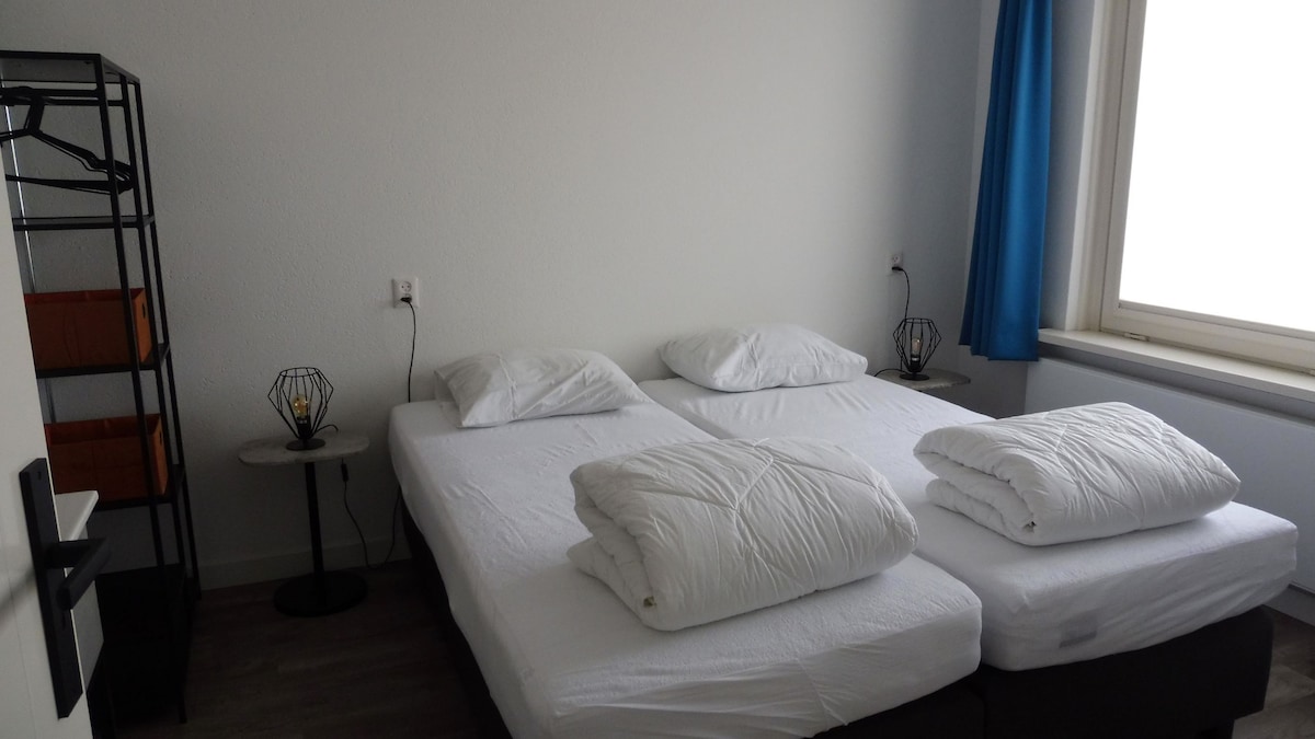 غرفة نوم 1  مع سريرين زنبركيين صندوقيين ومغسلة
الطابق الأرضي