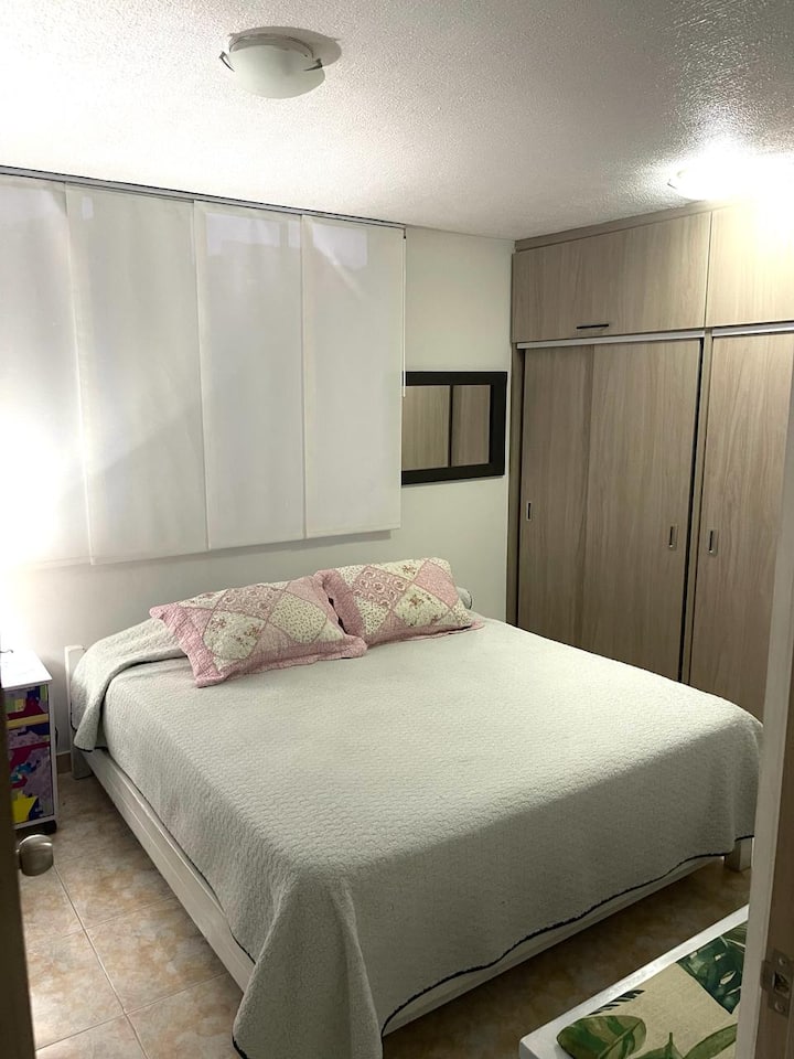 Cuarto principal con TV 55" 
