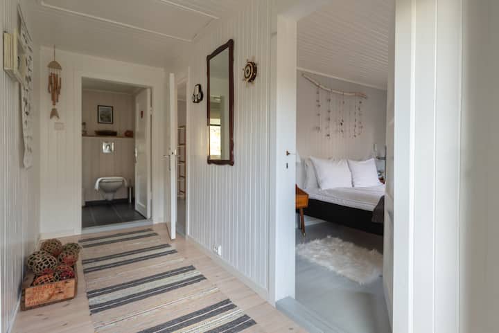 Ходник со влезови во две спални соби и бања.