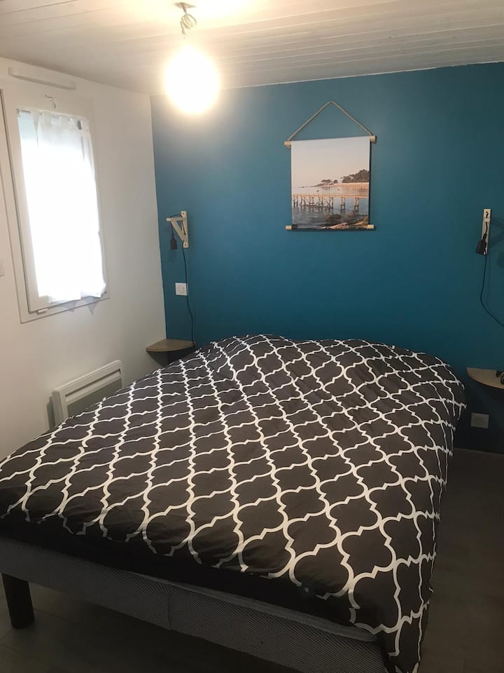 卧室配有140厘米床和衣柜