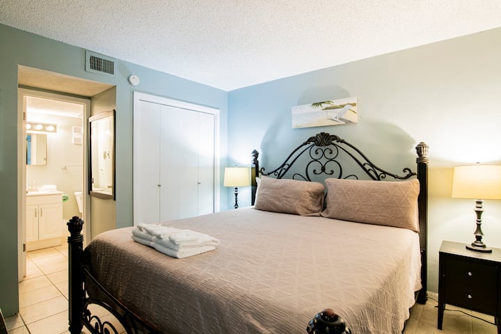 Huvudsovrum med dubbelsäng.