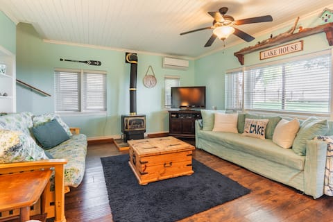 Top Airbnb: Charming Point Pelee Lakefront Home with King Bed! in Leamington