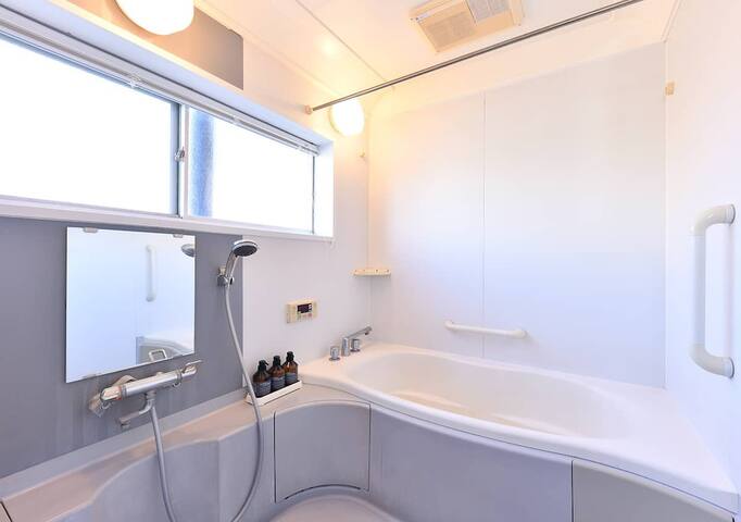 高級料亭のような雰囲気の宿。駅徒歩１分。最大21名様。友人や家族との素敵な時間に。無料Wi-Fi。 gallery image 3