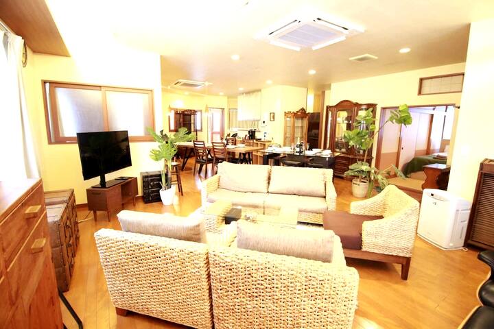 高級料亭のような雰囲気の宿。駅徒歩１分。最大21名様。友人や家族との素敵な時間に。無料Wi-Fi。 gallery image 2