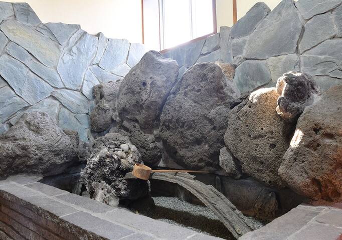 高級料亭のような雰囲気の宿。駅徒歩１分。最大21名様。友人や家族との素敵な時間に。無料Wi-Fi。 gallery image 4