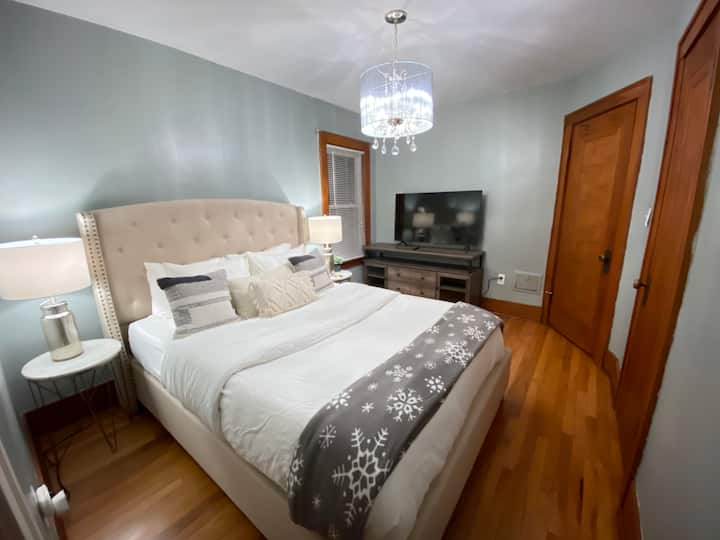 בחדר השינה הזה יש קיר מעוגל מעניין, אבל נברשת המחרוזת הכסופה גונבת את ההצגה ברגע שהאור נדלק. נברשות בחדר השינה הן על עמעמים, כך שתוכלו ליצור בדיוק את הזוהר הנכון...