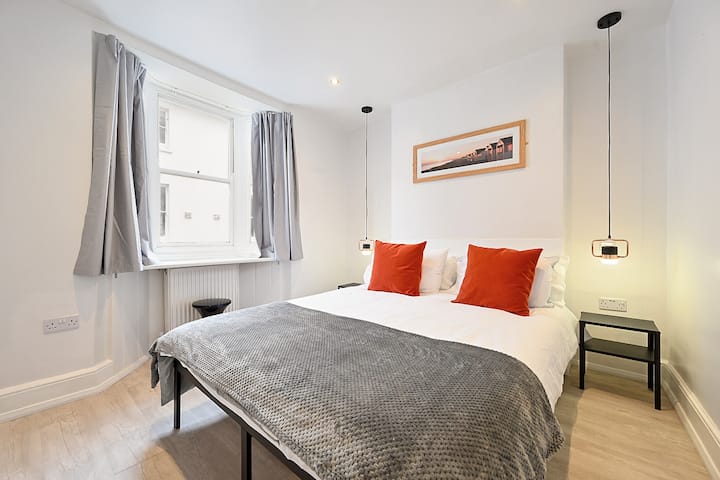 Spálňa na 1. poschodí s manželskou posteľou veľkosti King