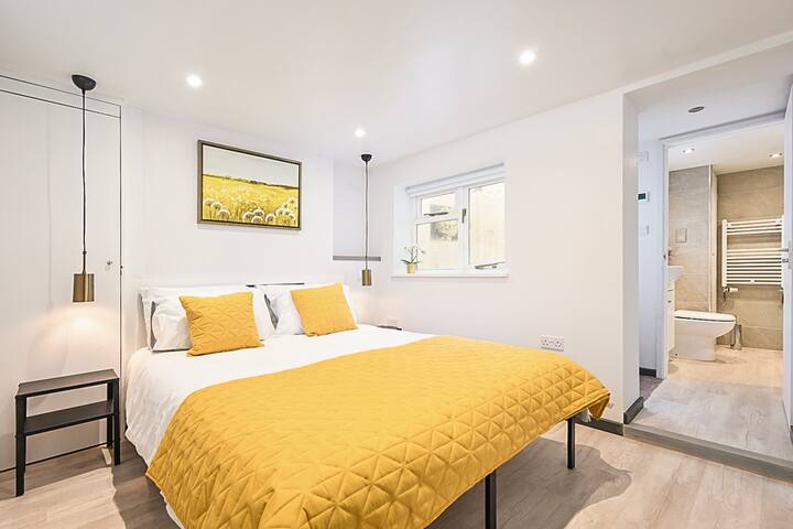 Spálňa na spodnom poschodí s manželskou posteľou King a vlastnou kúpeľňou