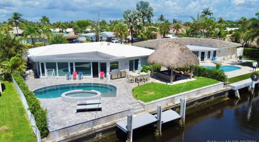 Tropical Escape Entire 3 BD 2.5 BA W/POOL/HOT TUB gallery image 2