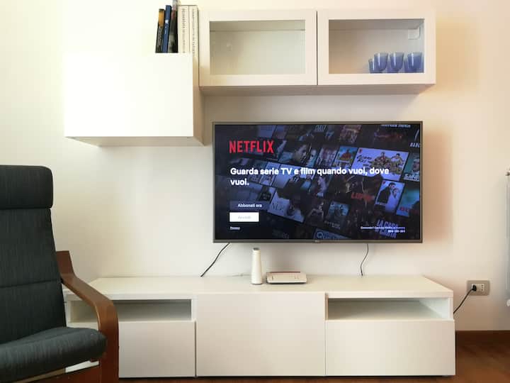 Smart TV 50" di fronte al divano-letto del soggiorno
