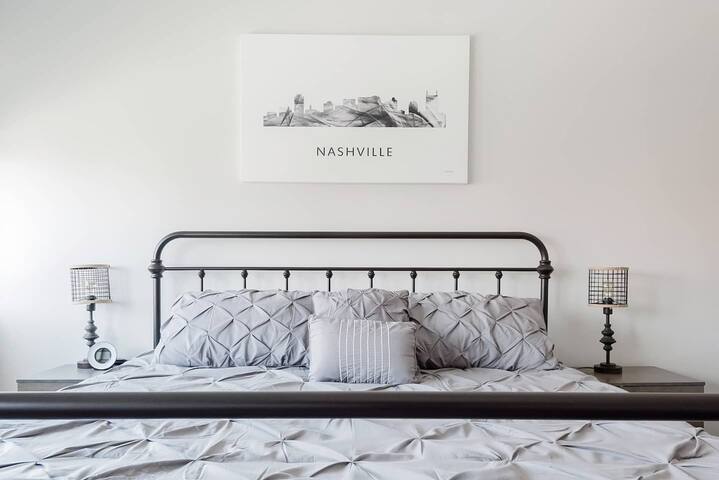 The Champagne Side-by-Side Bachelorette Nashville🥂 gallery image 4