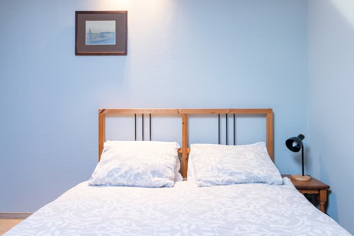 Cette chambre numéro 3 qui a le lit double et est l'autre chambre au dernier étage.