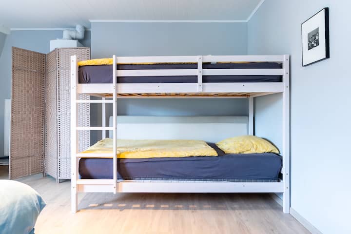 La chambre numéro 4 au dernier étage dispose de lits superposés et d'un lit king size de 180 m dans l'une des 2 chambres du dernier étage.