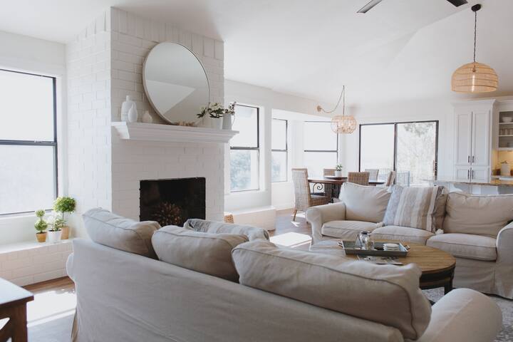 Stunning Lake Travis Retreat gallery image 2