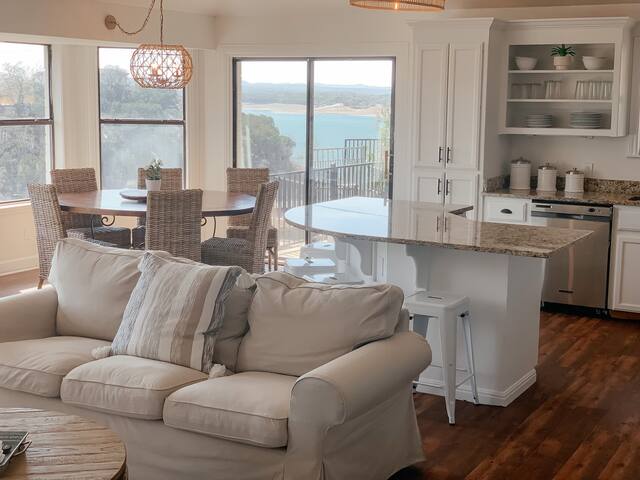 Stunning Lake Travis Retreat gallery image 3